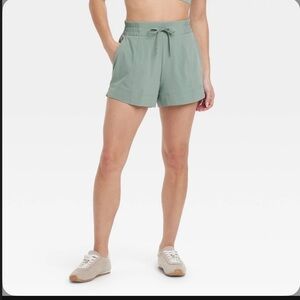 Women's Woven Mid-Rise Shorts
4" - All in Motion™ Sage Green
M